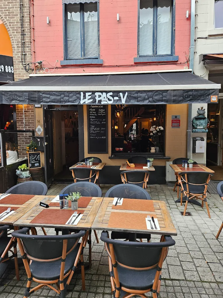 Façade et terrasse du Pas-V