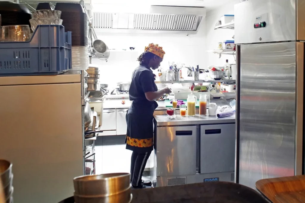 Vue de la cuisine de Rest’O Fatou